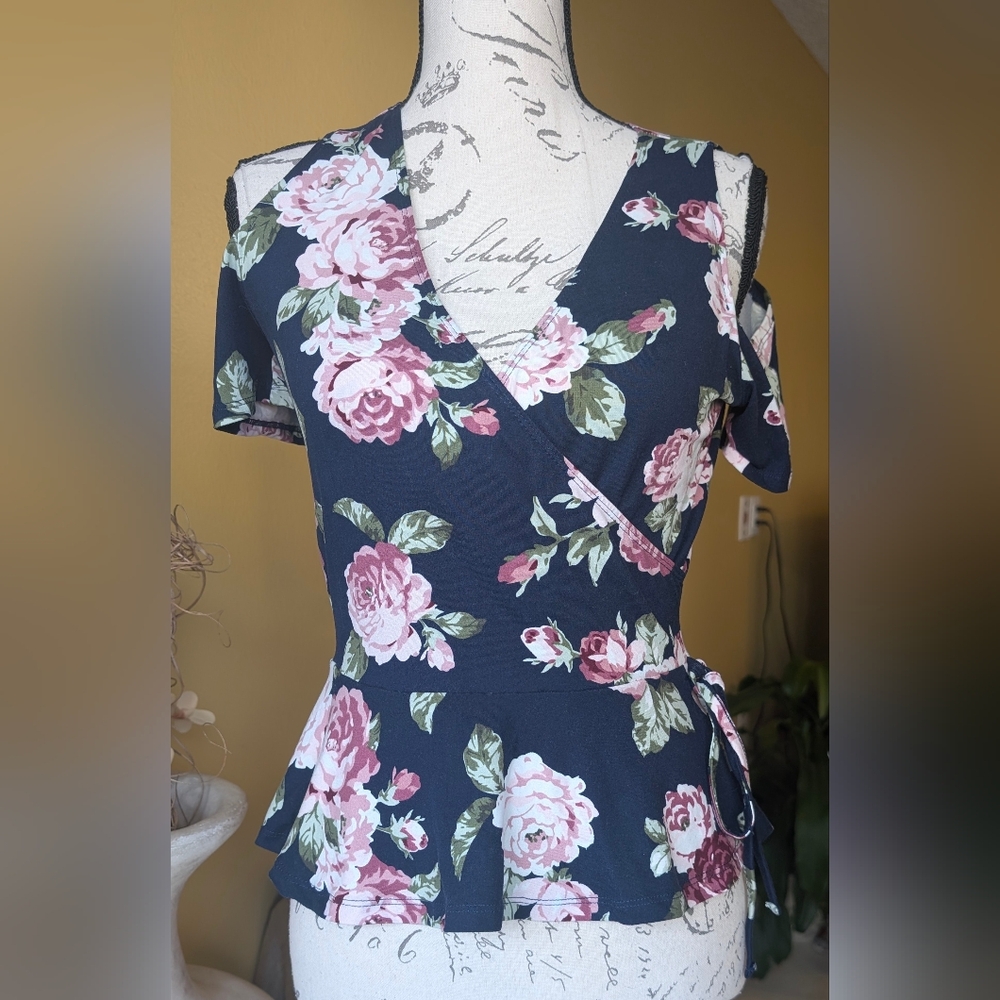 NWOT Trendyland Cold Shoulder Navy Blue & Pink Floral Blouse Top Size Small